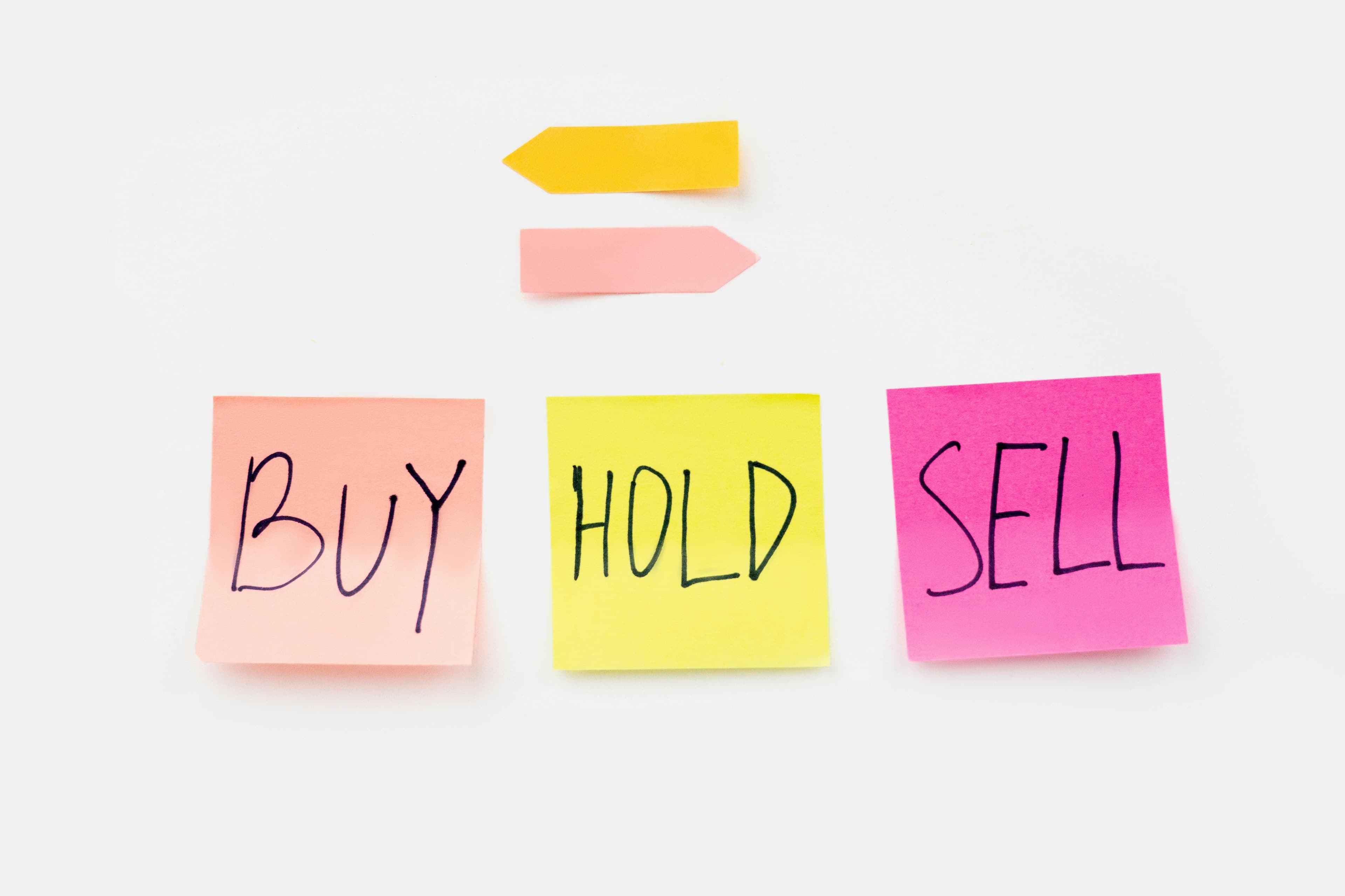 Learn how people make money in the stock market—through capital gains, dividends, and strategic investing. A clear guide for beginners.